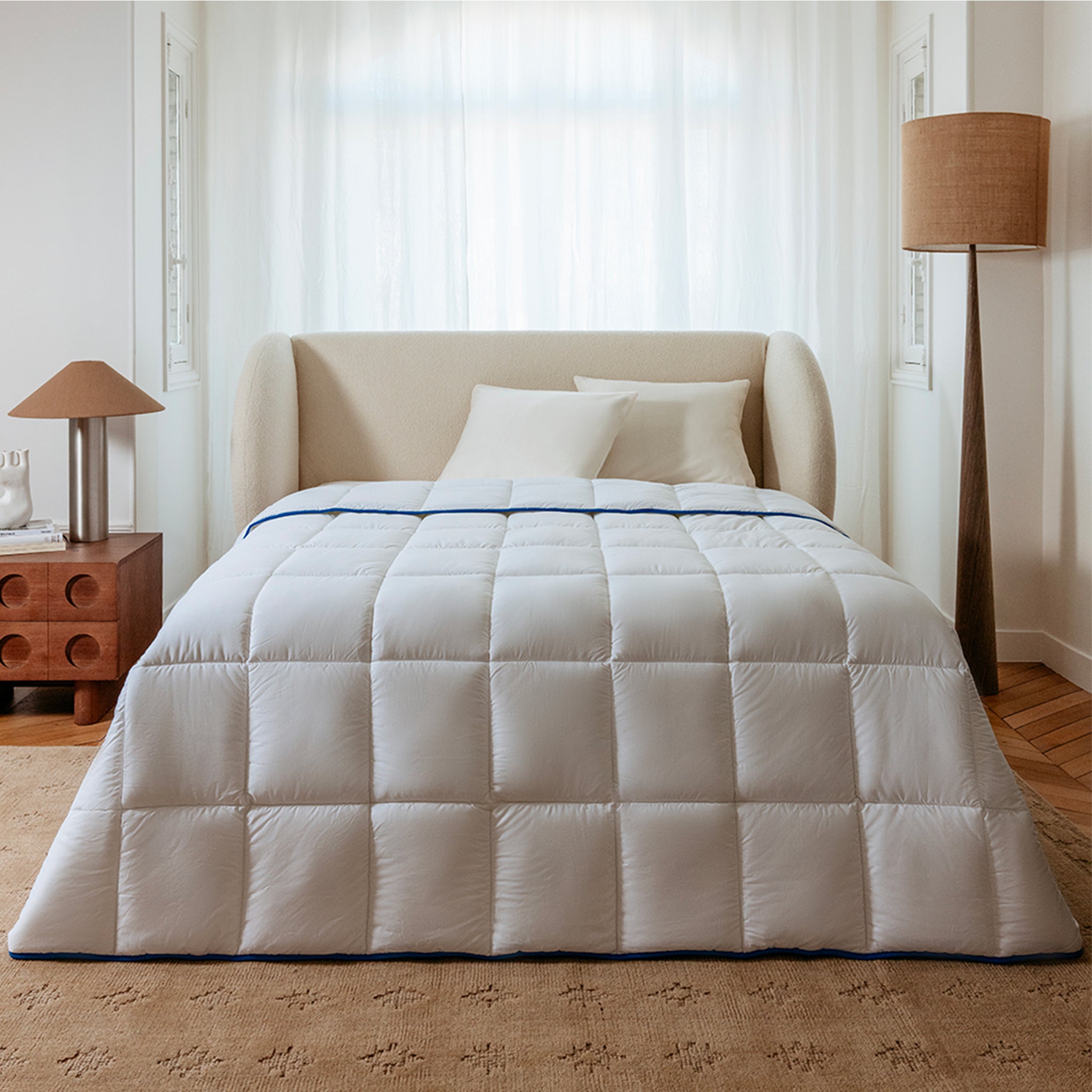 Couette légère temperée 100% fibres creuses siliconnées, enveloppe coton