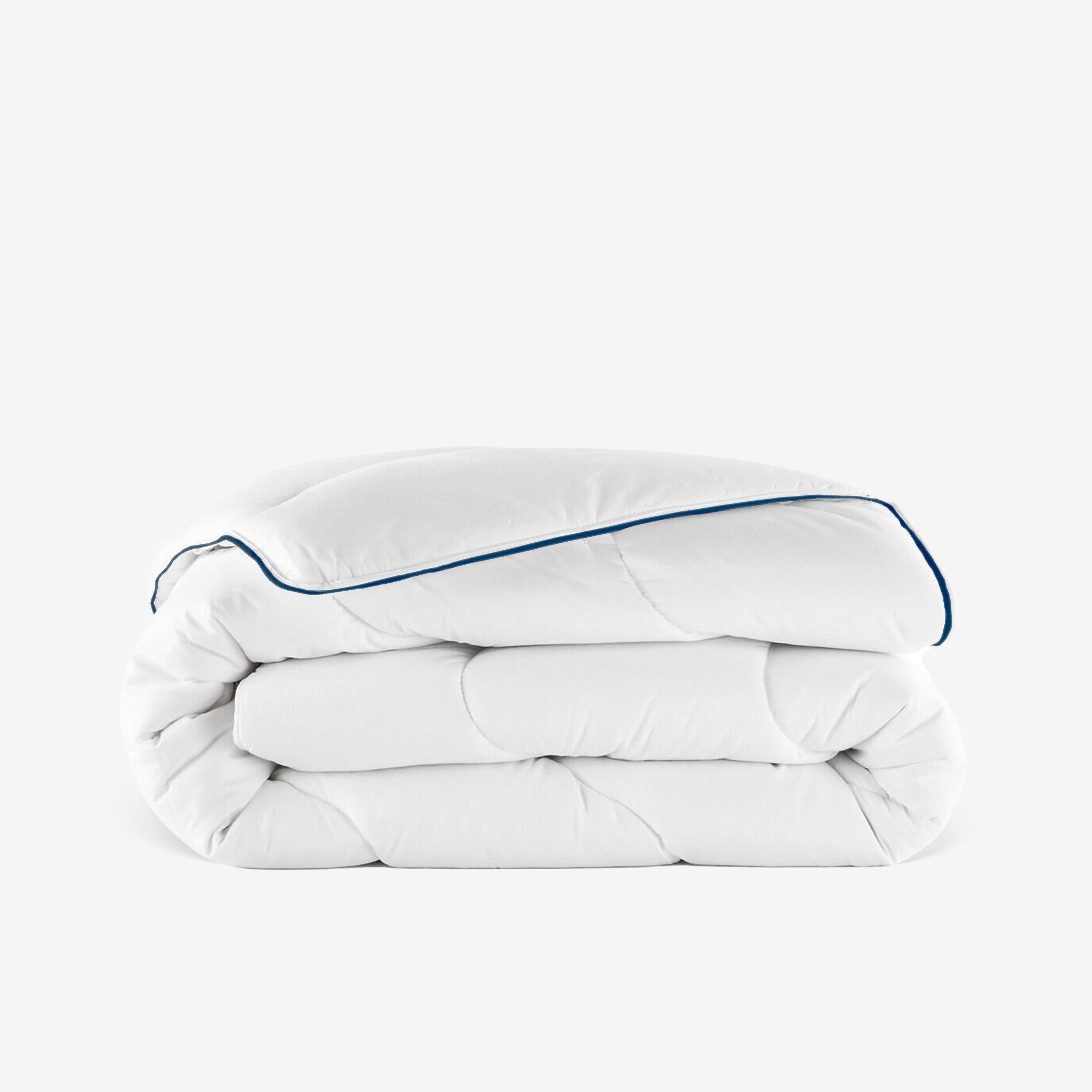 Couette légère temperée 100% fibres creuses siliconnées, enveloppe coton