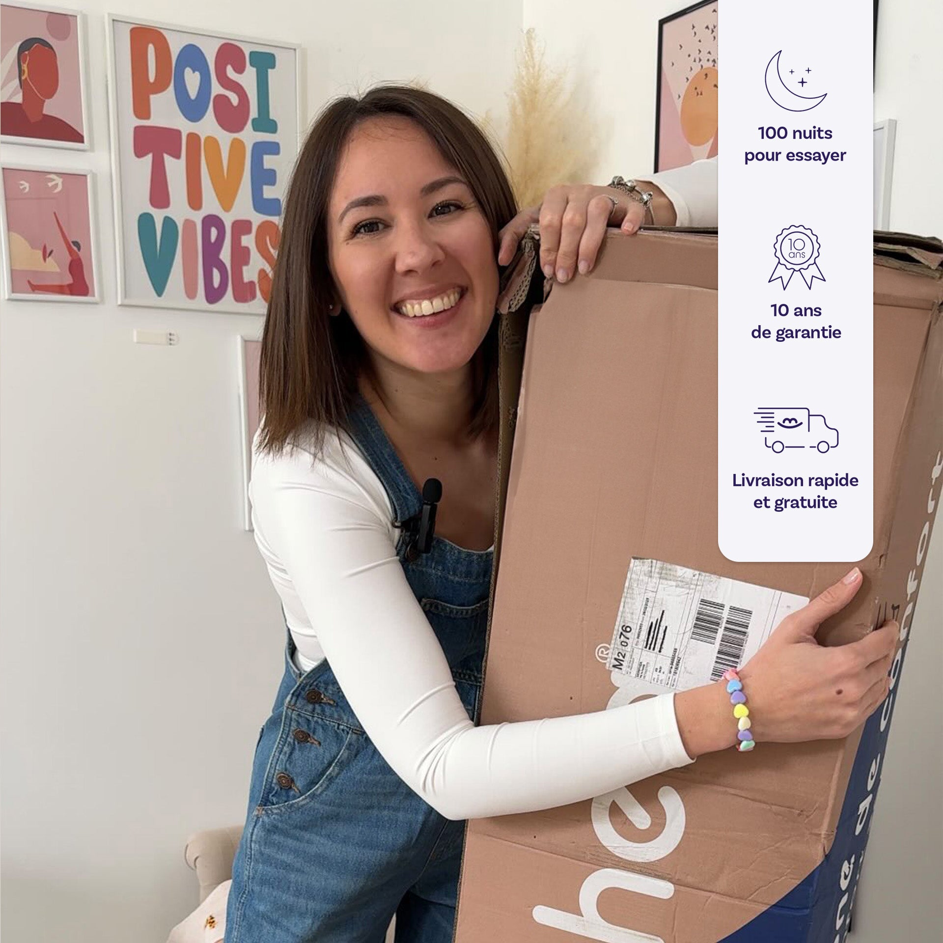 Image d'une cliente ravie d'avoir reçu son colis Morphea. 100 nuits pour essayer. 10 ans de garantie. Livraison rapide et gratuite.