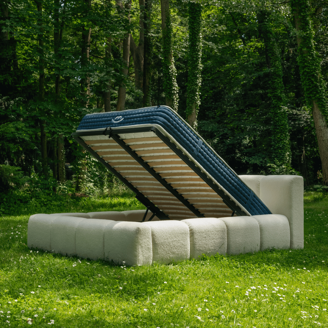 Le lit coffre Equinox ouvert avec le matelas Jade dessus