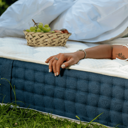 Campagne ete 2025 matelas jade zoom sur la texture du produit avec une main