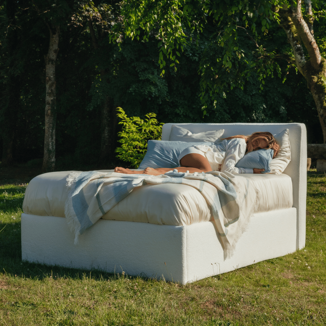 Fille confortablement endormie dans le lit coffre emma + matelas victoria