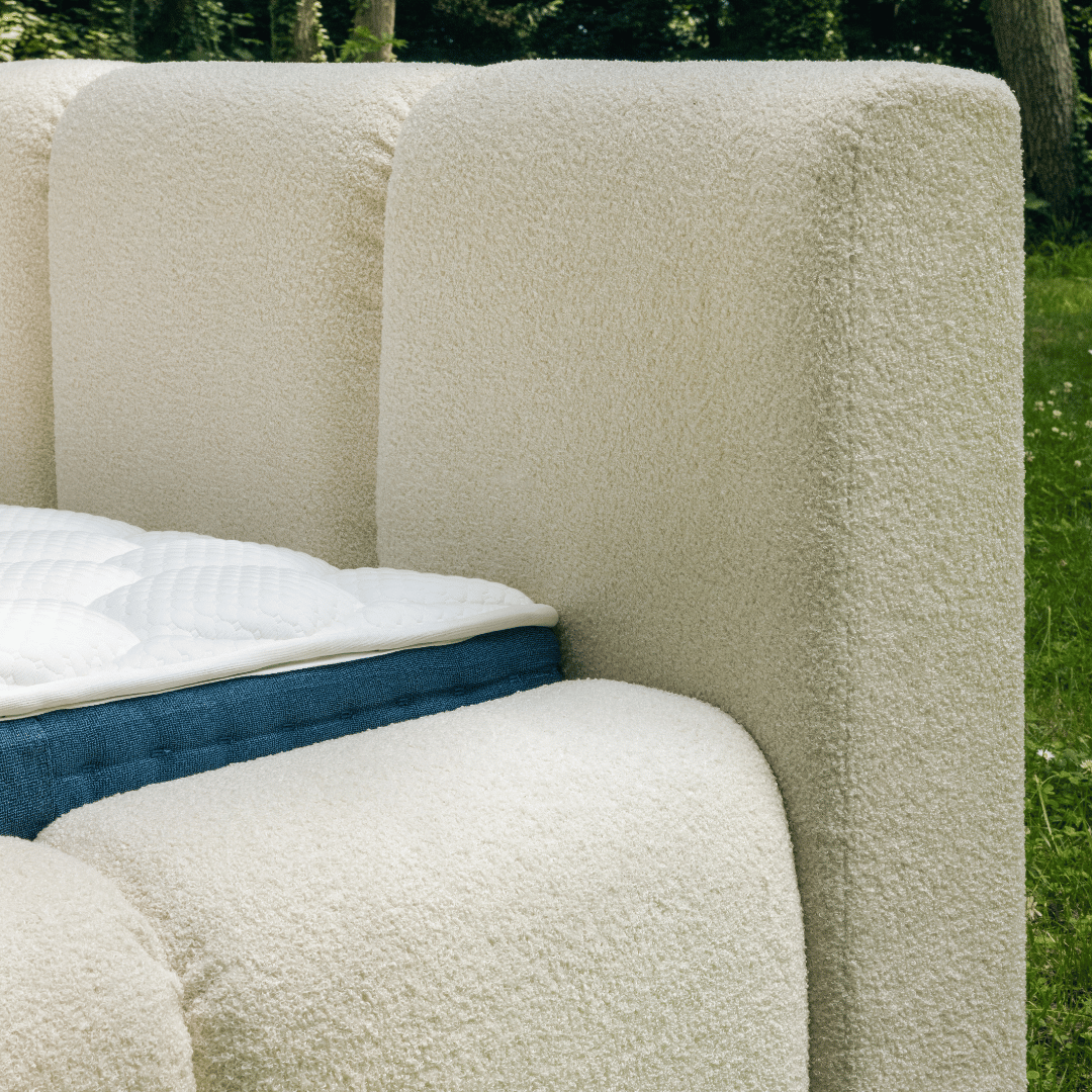 Focus zoom sur la texture en tissus bouclette du lit coffre Equinox Drimz by Morphea