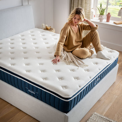 Photo d'une femme assise et détendue sur le Matelas hybride luxe Victoria - mémoire de forme