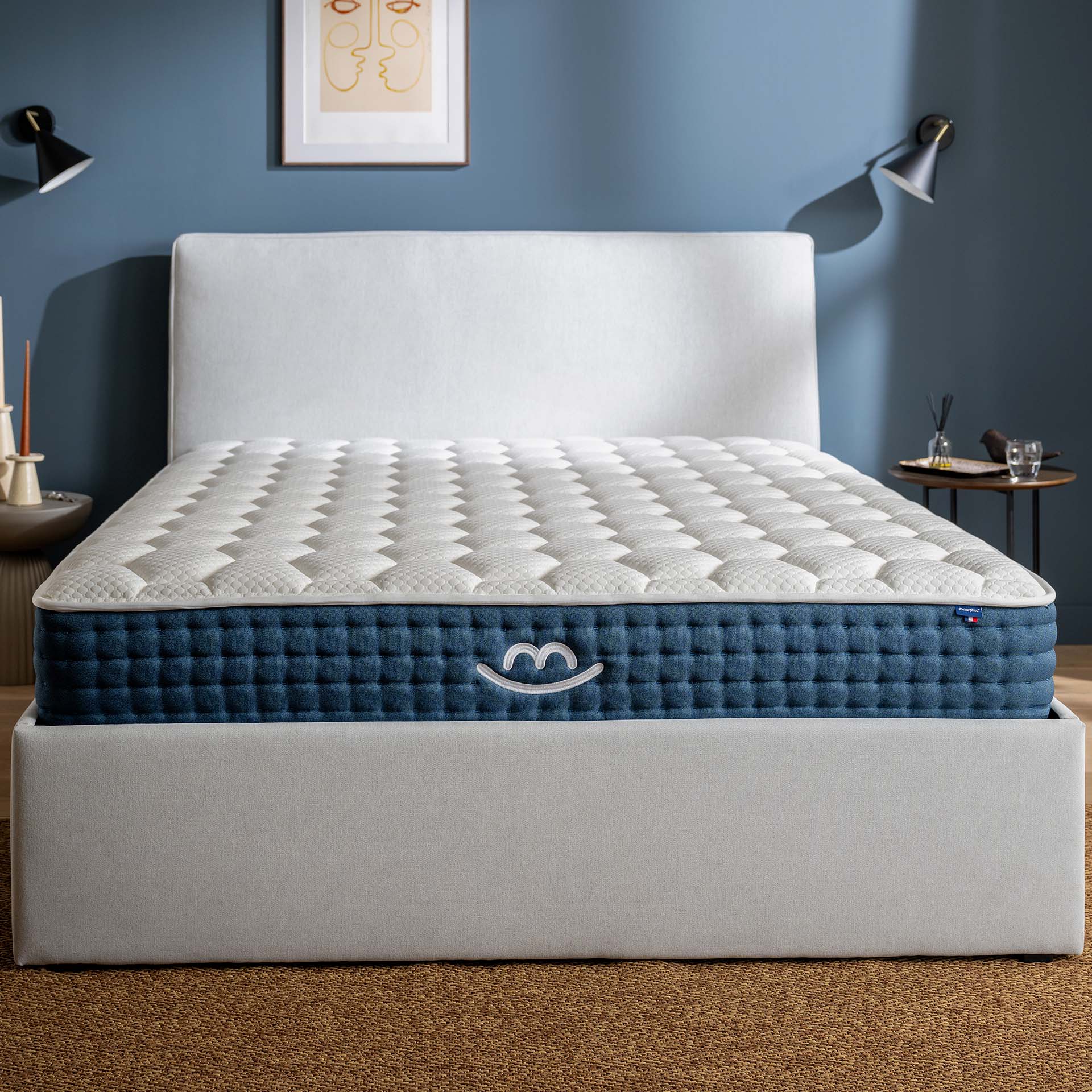 Photo du matelas Jade de Morphea dans une chambre moderne aux teintes bleutées